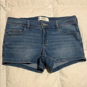 NWOT Hollister Medium Wash Low-Rise Shortie Shorts
